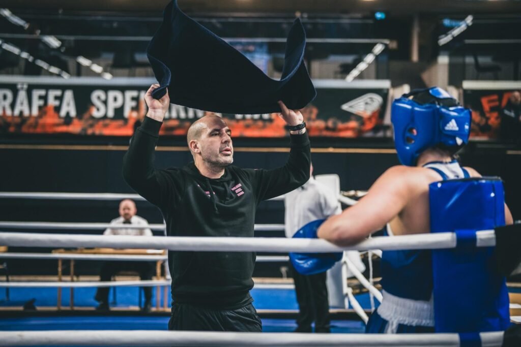 rafael tijdens een match, lapt een bokser op